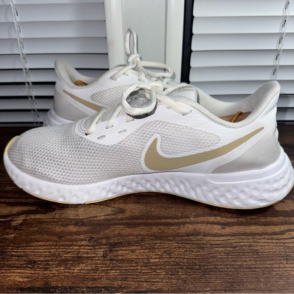 Nike Revolution 5 White Gold Women’s Running Sneaker Shoes Size 9.5 BQ3207-108 - Picture 4 of 9